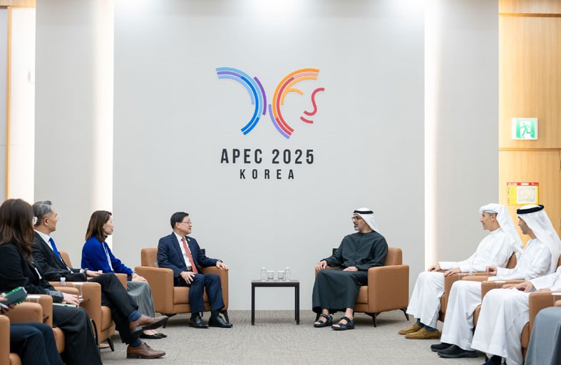 ولي عهد أبوظبي يلتقي الرئيس التنفيذي لمنطقة هونغ كونغ الإدارية الخاصة 