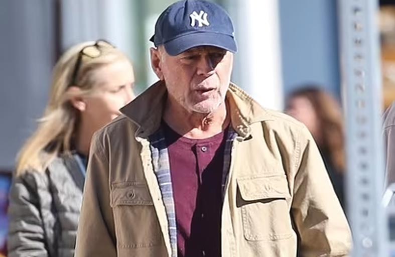 بروس ويلز يتناسى أزمته الصحية فى لوس أنجلوس