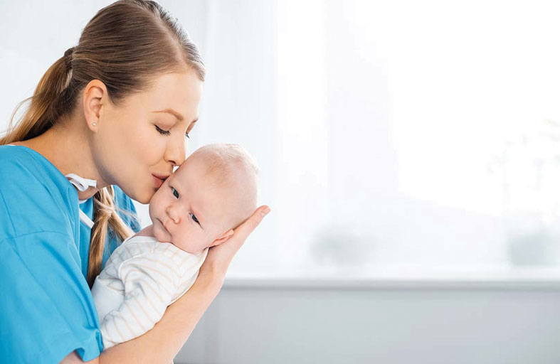 ولادة الطفل الأول يزيد عمر الأم 7 أعوام