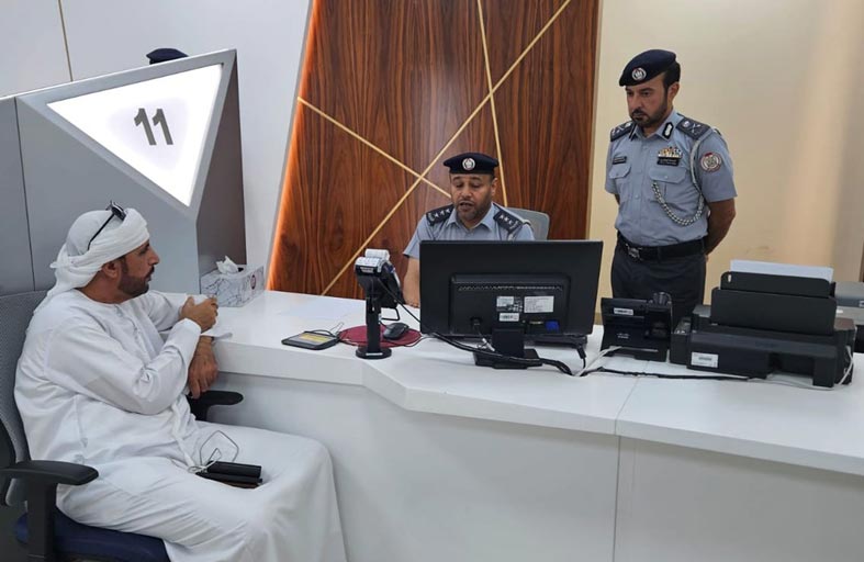 مدير قطاع العمليات المركزية  بشرطة أبوظبي يشارك في إنجاز  المعاملات بترخيص العين