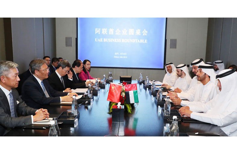 الإمارات والصين تبحثان تعزيز التعاون المشترك في مجالات التجارة والاستثمار والطاقة والتصنيع والتكنولوجيا والصحة والنقل