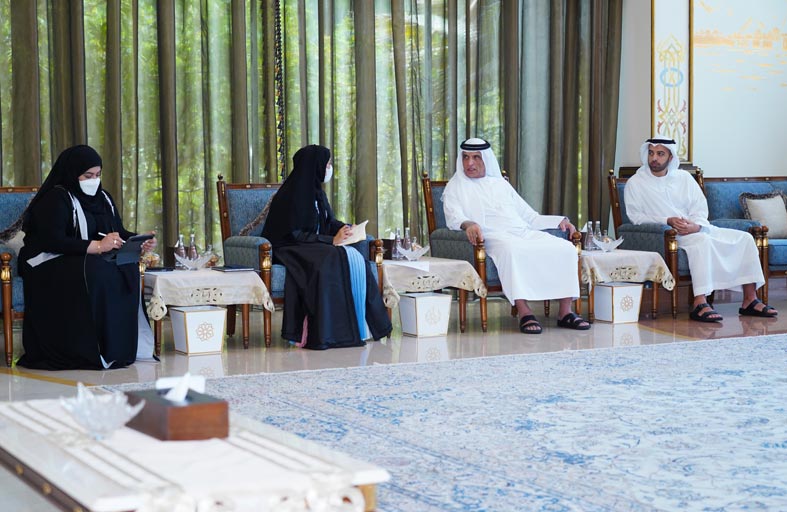 حاكم رأس الخيمة يطلع على خطط وبرامج وزارة تنمية المجتمع