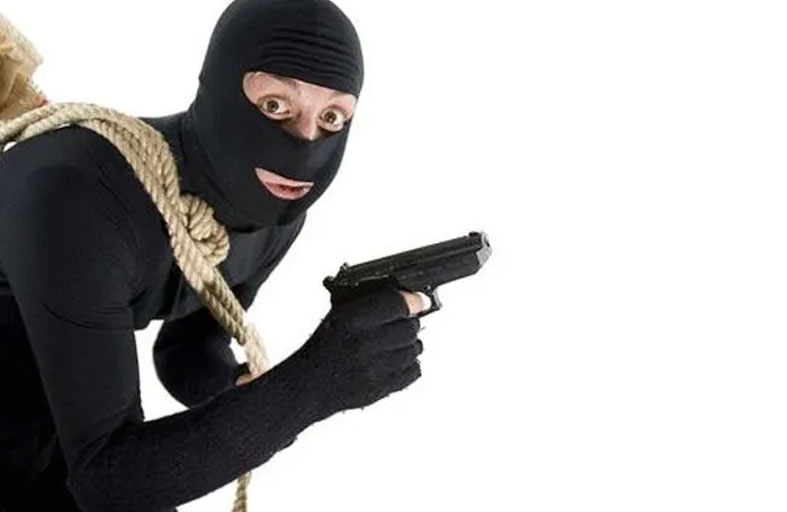 لصوص ينتحلون صفة مسؤولين ويسرقون شاحنة نقل أموال