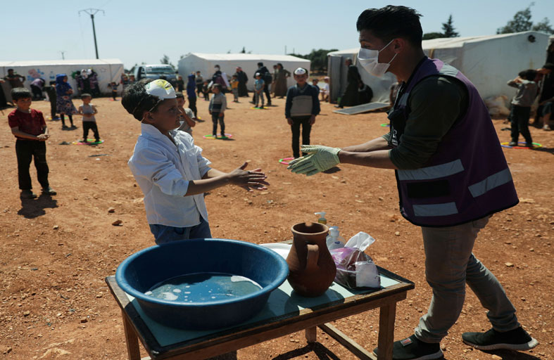 نازحون يفضّلون منازلهم المدمرة على كوورنا في إدلب 