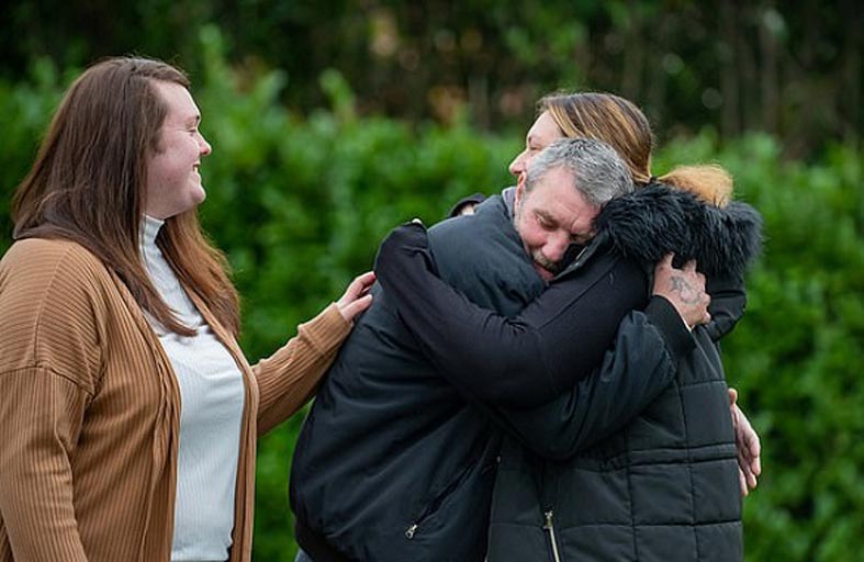 تعثران على والدهما بعد 24 عاماً بفضل فيس بوك