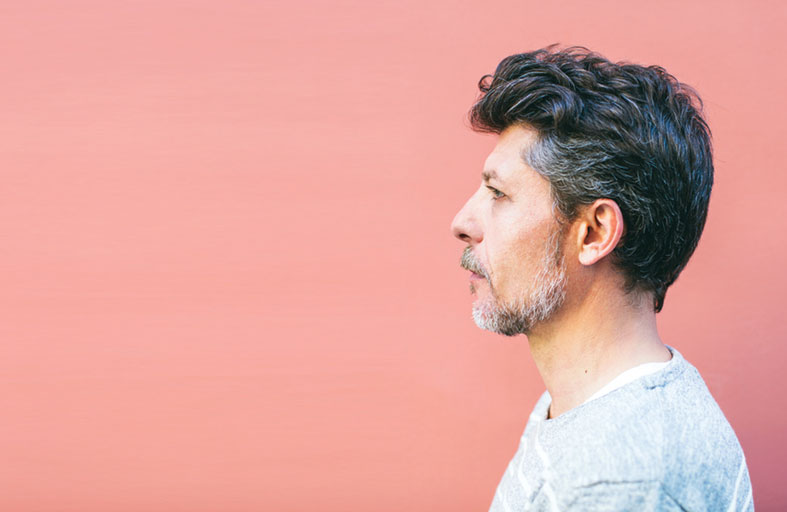 عوامل تسرّع ظهور الشيب.. نصائح لتأخير انتشاره!