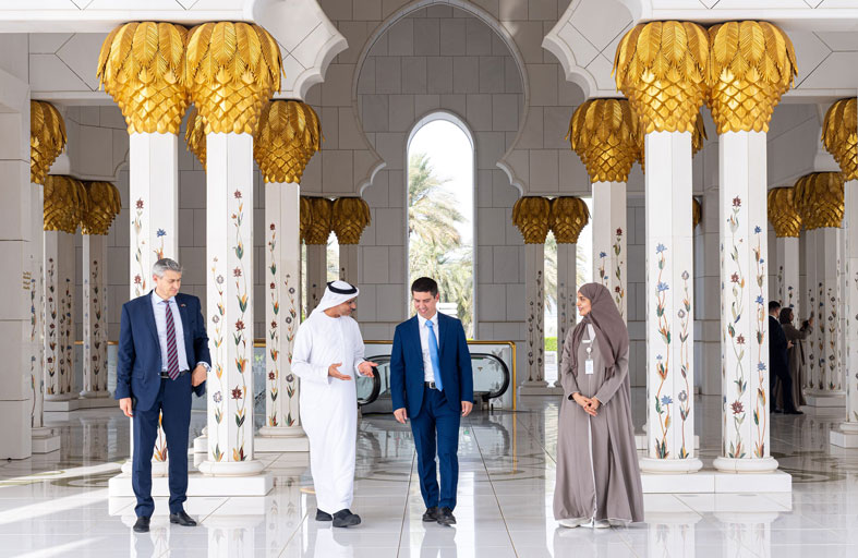 نائب رئيس الوزراء المولدوفي يزور جامع الشيخ زايد الكبير في أبوظبي