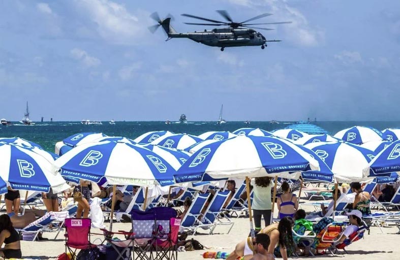 سقوط مروحية على شاطئ مزدحم