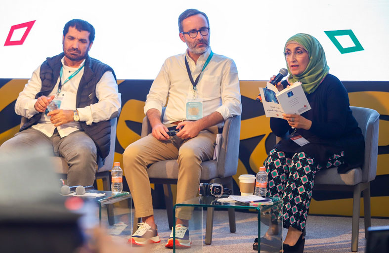 خلود المعلا وعبد الله الهدية وديغو غاميس يقرؤون «صوت العالم» 