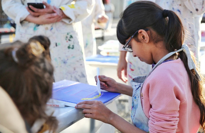 مركز حمدان بن محمد لإحياء التراث ينظم رابع ورش العمل الفنية للأطفال في القرية التراثية 