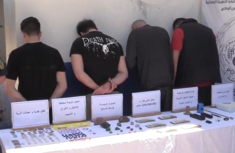 القبض على شبكة لتهريب الأحجار الكريمة