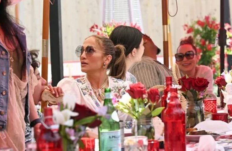 جنيفير لوبيز تحتفل بميلادها الـ55 بغياب بن آفليك