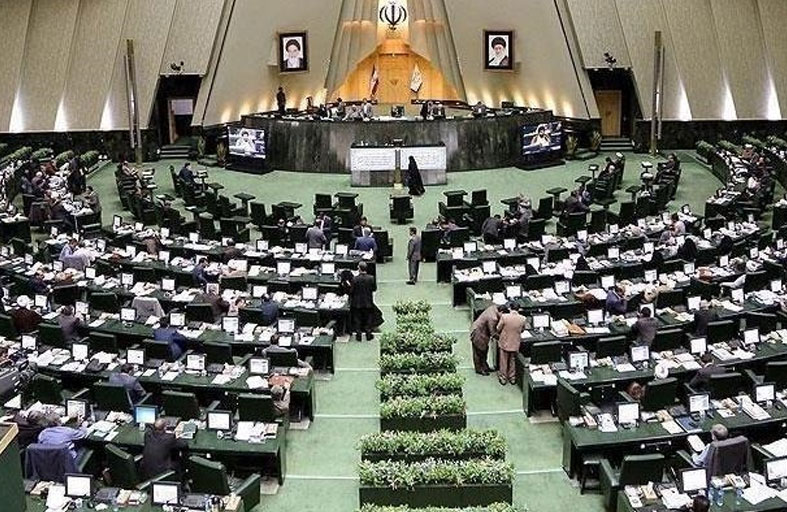 البرلمان الإيراني يبدأ جلسة يتخللها تصويت على إقالة وزير المال بعد الانخفاض الحاد للعملة