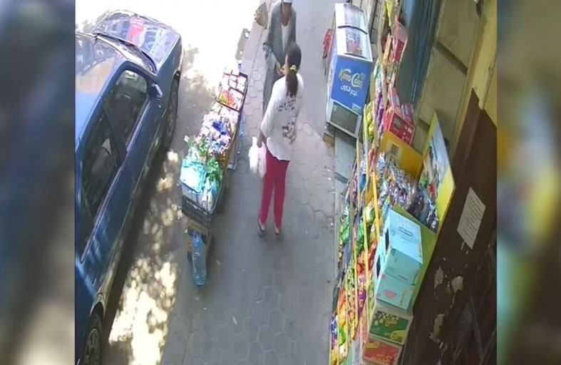 تصرف طفلة مع «مسن» يغزو مواقع التوصل