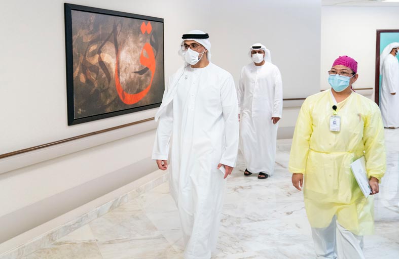 خالد بن محمد بن زايد يتلقى الجرعة الأولى من لقاح كوفيد - 19 دعما للبرنامج الوطني