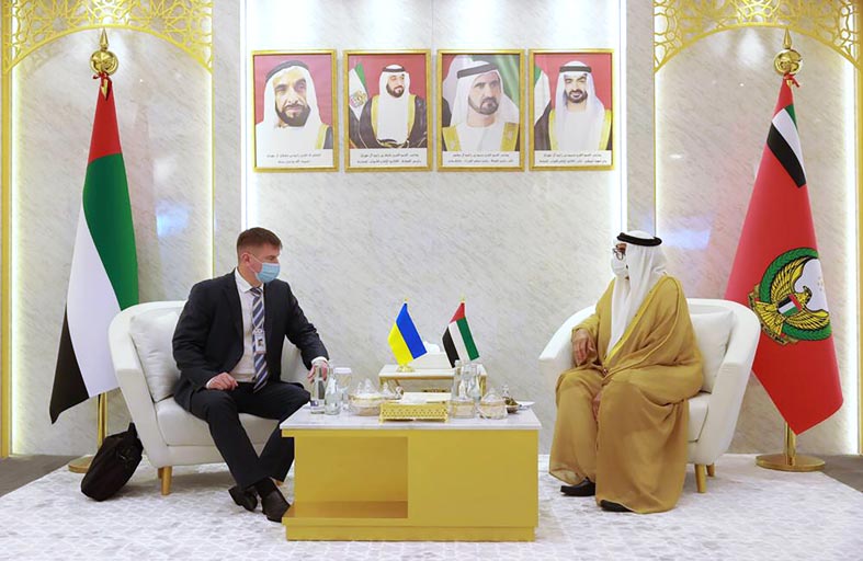 وزير الدولة لشؤون الدفاع يلتقي عددا من كبار ضيوف معرض آيدكس 2021 