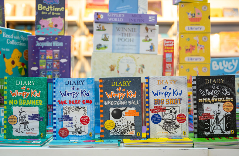 سلاسل علمية وتشويقية تناسب جميع الأعمار في الشارقة القرائي للطفل 2024