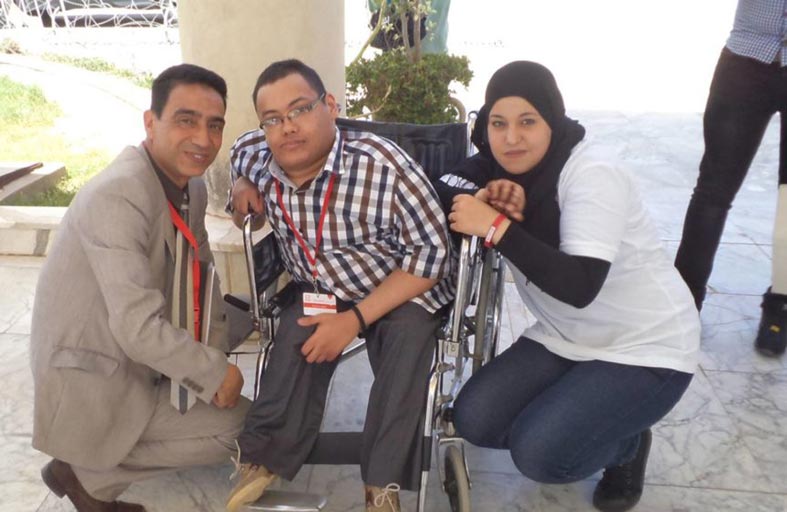 يحول الإعاقة إلى تحد وإبداع