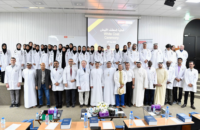 جامعة الإمارات تنظم فعالية (المعطف الأبيض) للترحيب بطلبة الطب البيطري الجدد