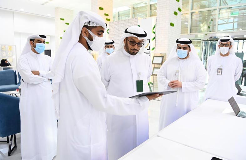 طلاب جامعة دبي يبتكرون قناة جديدة لإتمام الإجراءات عن بعد