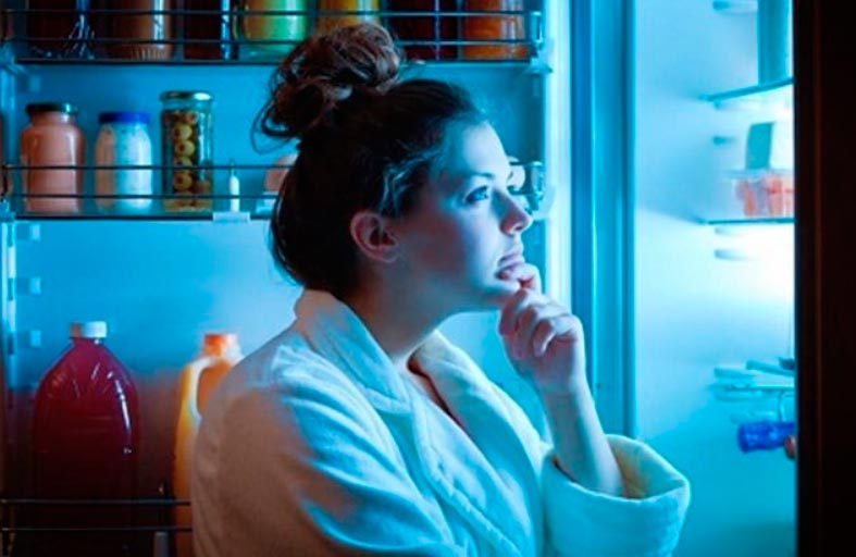 العشاء المتأخر وعدم تناول الفطور عادة غير صحية