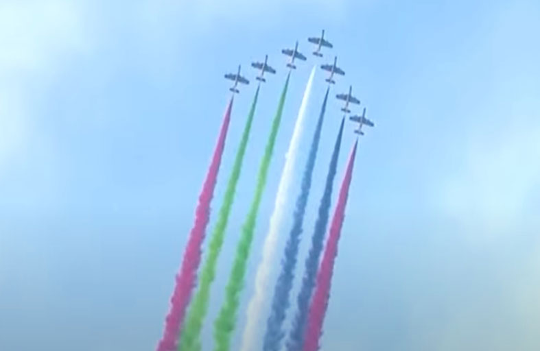 عرض جوي مميز لفرسان الإمارات على شاطئ الفقيت بدبا الفجيرة احتفالًا بعيد الاتحاد الـ 51 