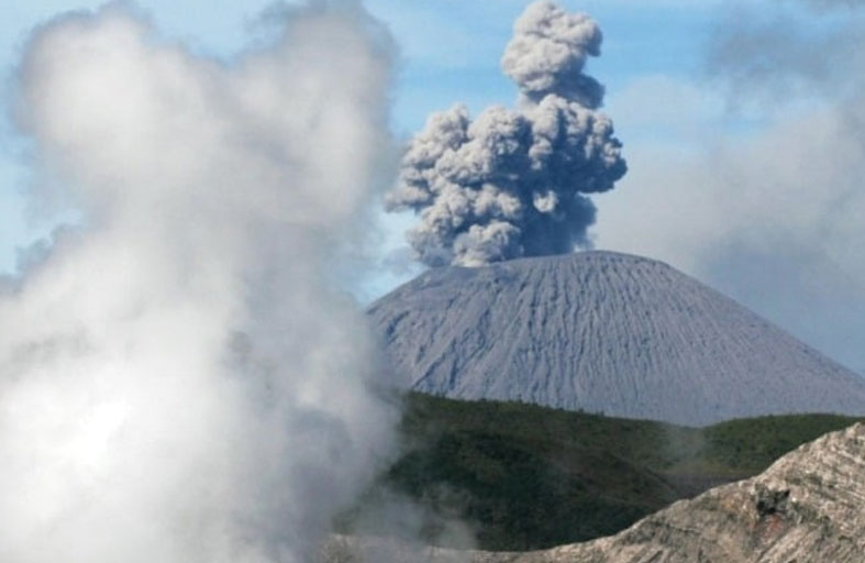 بركان ليوتوبي لاكي-لاكي يثور ثلاث مرات في يوم واحد