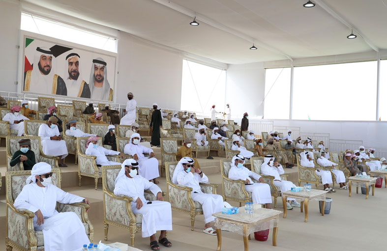 تتويج الفائزين بمزاينة الحقايق في مهرجان محمد بن زايد لسباق الهجن ومزاينة الإبل