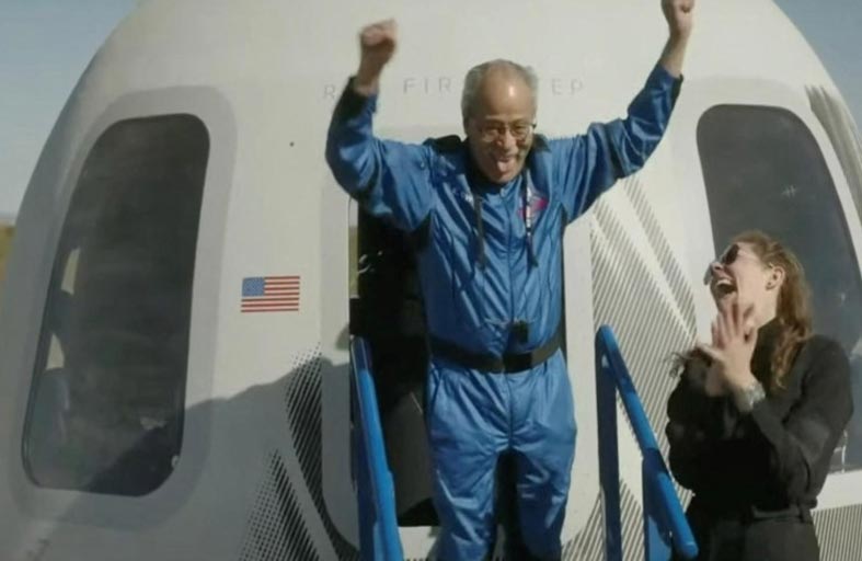 تسعيني يحقق حلمه بالسفر إلى الفضاء