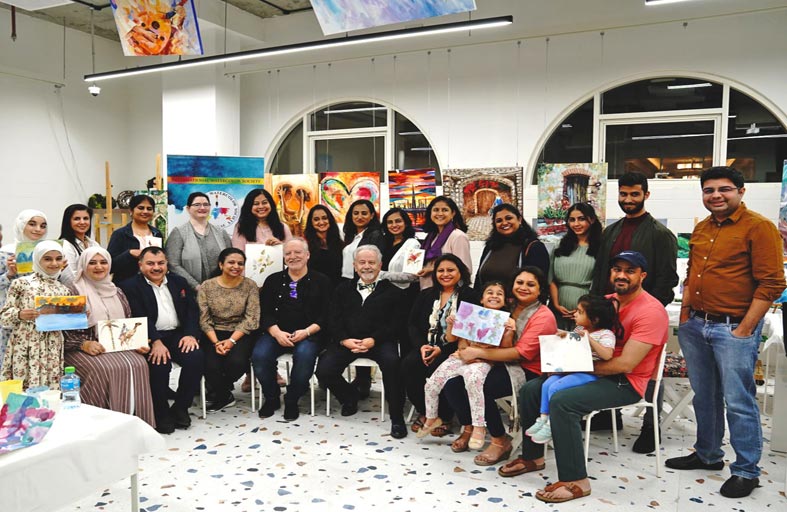 الفنان والمؤلف البريطاني «تريفور وو» يدعم مبادرة الجمعية الدولية للألوان المائية لتعزيز الفن المستدام 