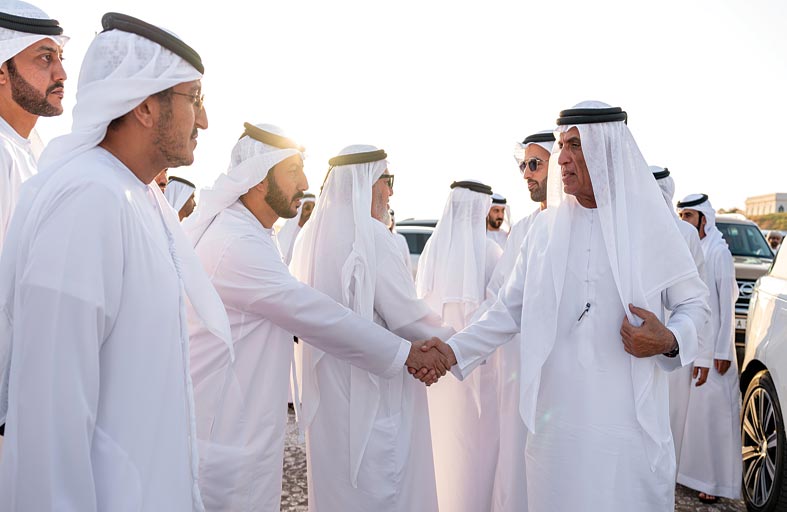 سعود بن صقر يقدم واجب العزاء في وفاة الشيخ خالد بن سعود بن خالد القاسمي