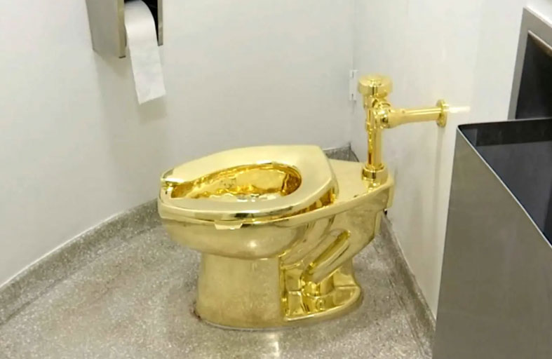 يواجهون اتهامات بسرقة مرحاض ذهبي 