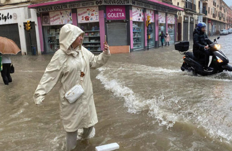 العاصفة «دانا» تشل الحياة في إسبانيا 