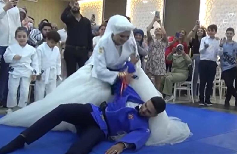 لاعبة جودو تطرح عريسها أرضاً 