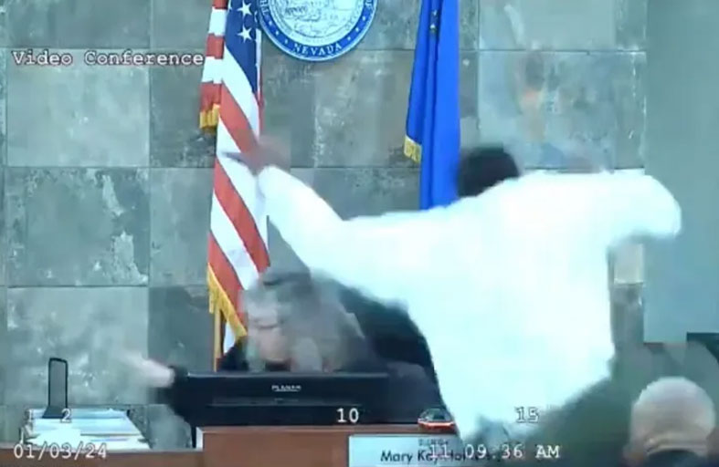 متهم ينقضّ على قاضية