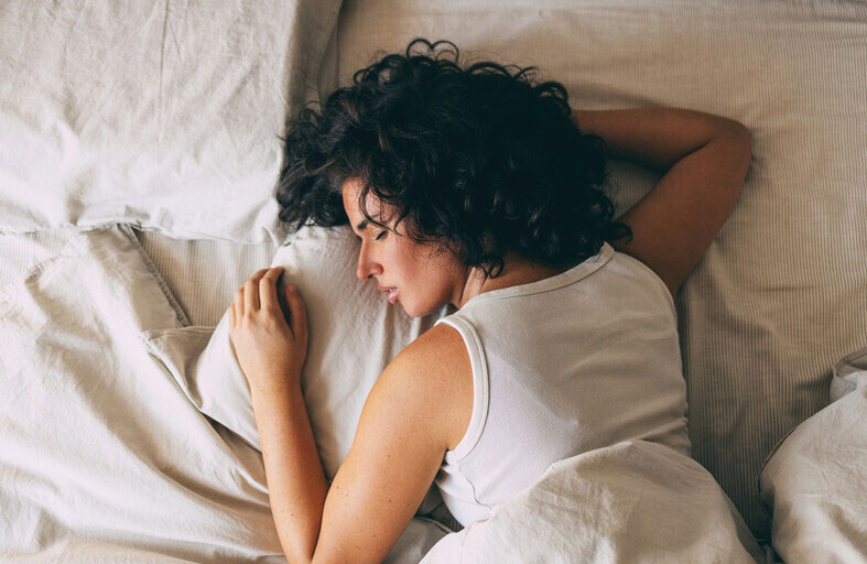 في عطلة نهاية الأسبوع.. ساعة نوم إضافية «تحمي سمعك»