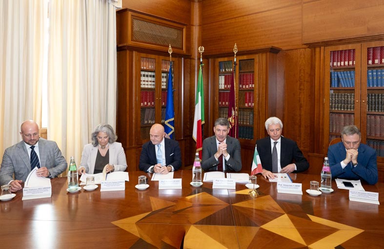 شرطة دبي تبحث تعزيز التعاون الأمني مع الشرطة الإيطالية