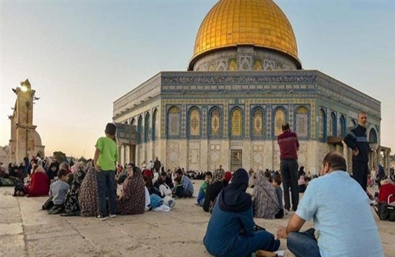 الفلسطينيون يأملون أن يمر رمضان بهدوء رغم التوتر 