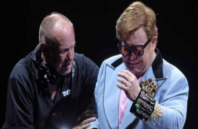 إلتون جون يبكي على المسرح ويعتذر