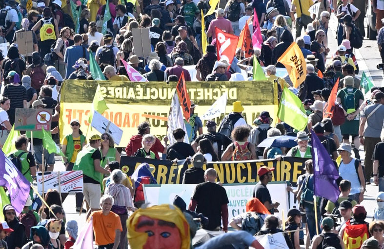 احتجاجات في فرنسا ضد مشروع إنشاء مركز لطمر النفايات النووية 