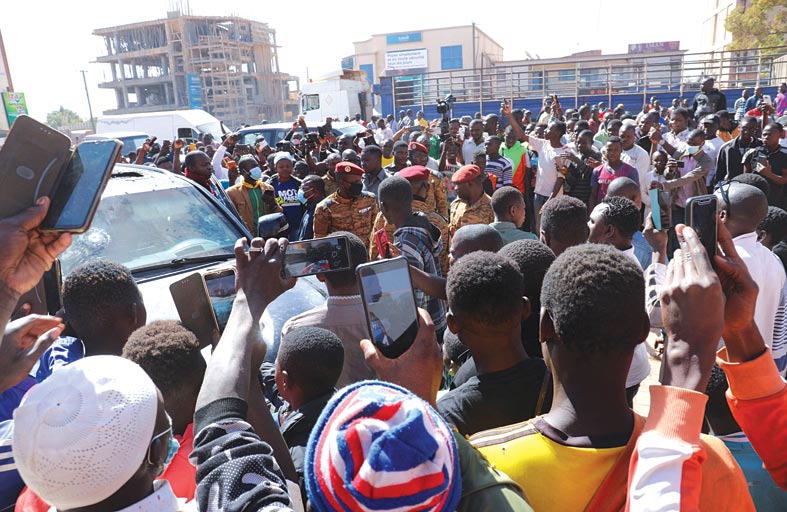 احتجاز رئيس بوركينا فاسو في معسكر للجيش 