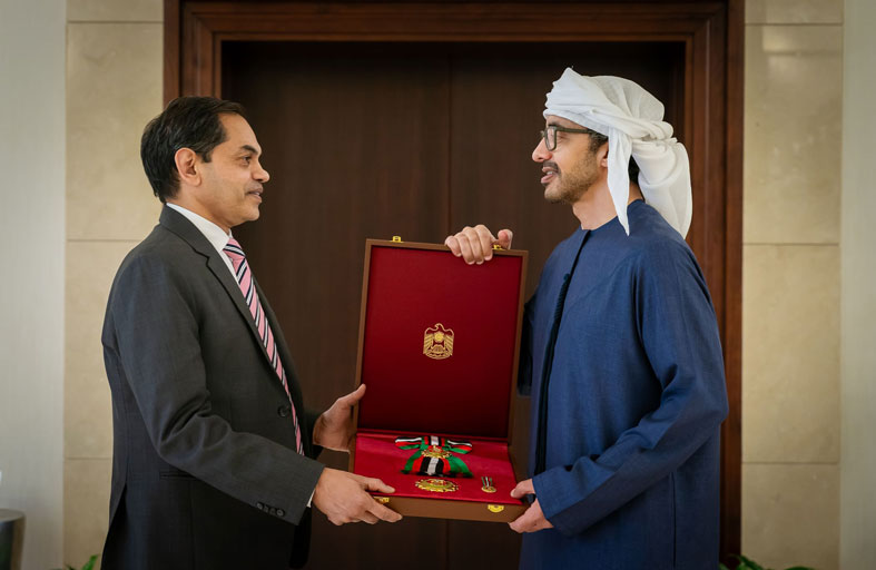 رئيس الدولة يمنح سفير الهند وسام زايد الثاني من الطبقة الأولى