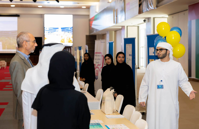 180 طالباً وطالبة من كلية الإدارة والاقتصاد بجامعة الإمارات يعرضون مشاريع التخرج