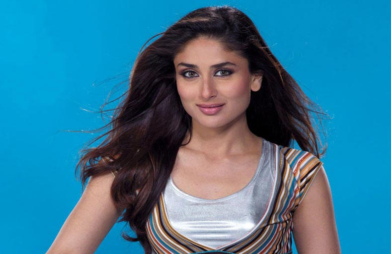 كارينا كابور تستعرض أواخر حملها بعباءة طويلة