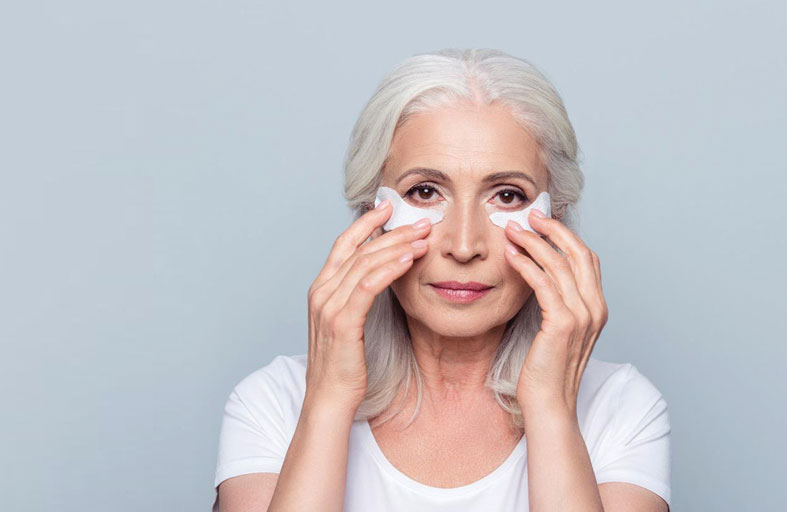 طبيب يحذر: هذا النوع الشائع من المكياج يضر بصحة العين!