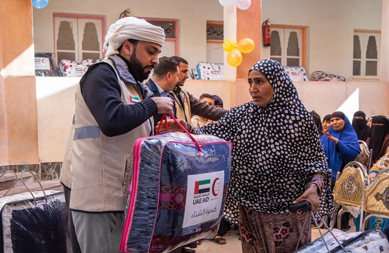 الهلال الأحمر يواصل توزيع كسوة الشتاء في عدد من الدول