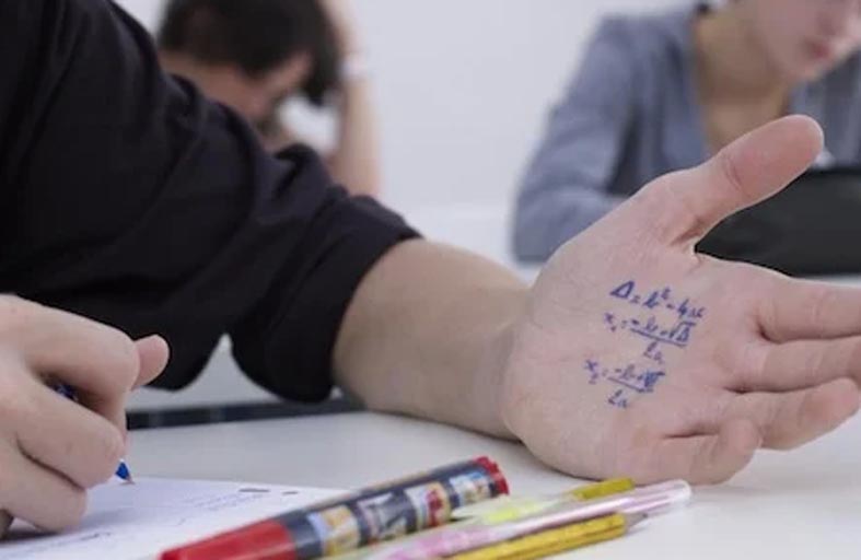 سجن وغرامة.. عقوبة الغش في الامتحانات 