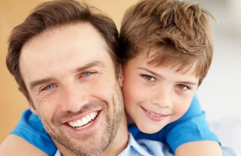 رعاية الرجل لأطفاله تتأثر بحجم رقبته