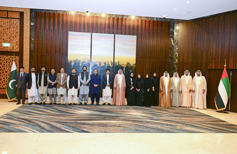 صقر غباش يعقد جلسة مباحثات مع رئيس مجلس الشيوخ في باكستان