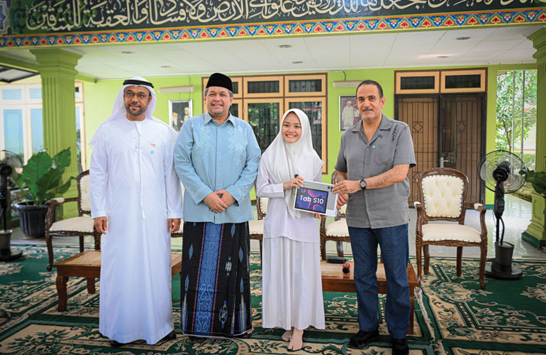 اللجنة العليا للأخوة الإنسانية تقدم أجهزة لوحية ذكية لطلاب المدارس في إندونيسيا